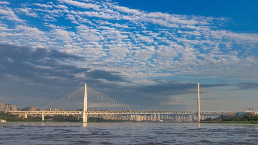 Chongqing's new iconic bridge draws visitors with futuristic design