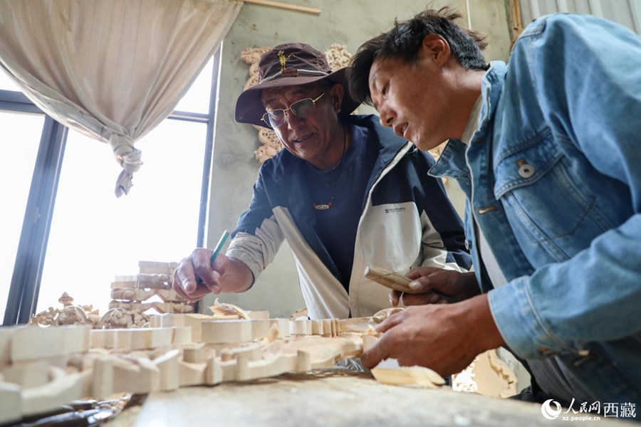 Inheritor promotes Shidiao woodcarving in SW China's Xizang