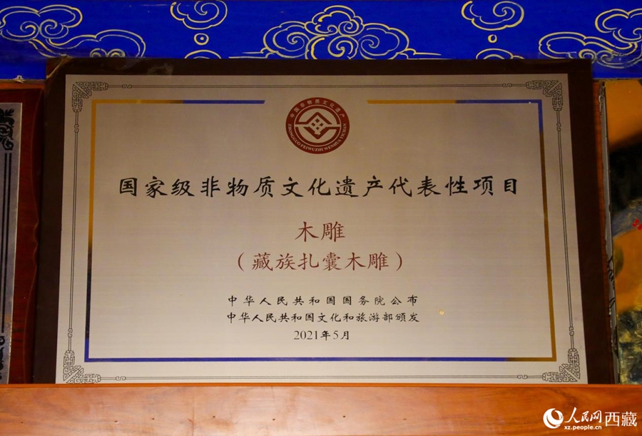 Inheritor promotes Shidiao woodcarving in SW China's Xizang