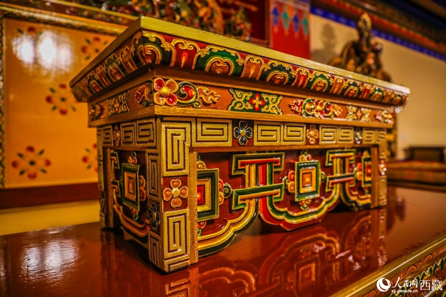 Inheritor promotes Shidiao woodcarving in SW China's Xizang