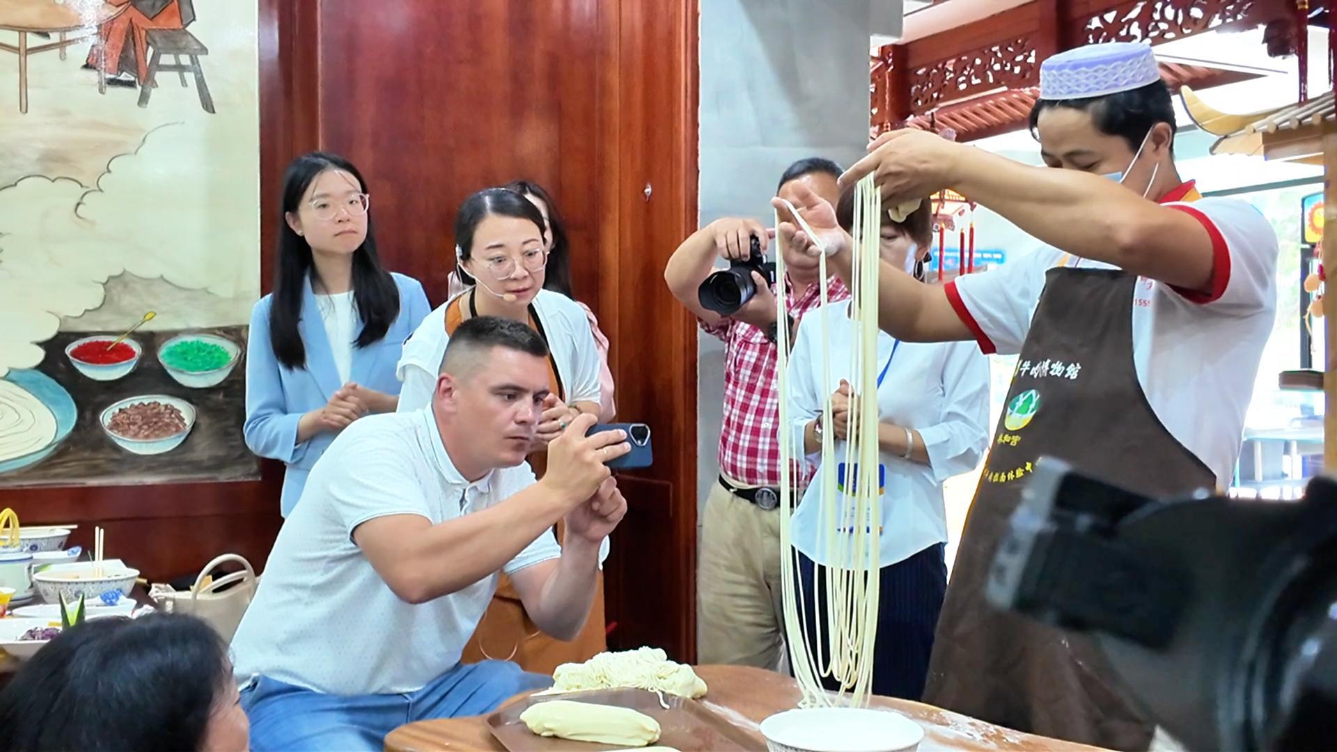 Russian reporters visit Lanzhou Beef Noodle Museum