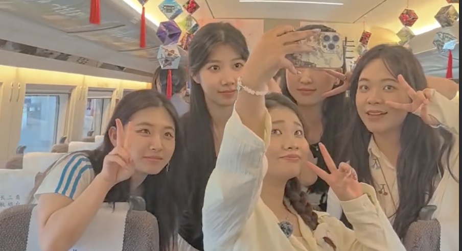 Bilingual youth anchors explore Zhejiang: Favorite local souvenirs revealed