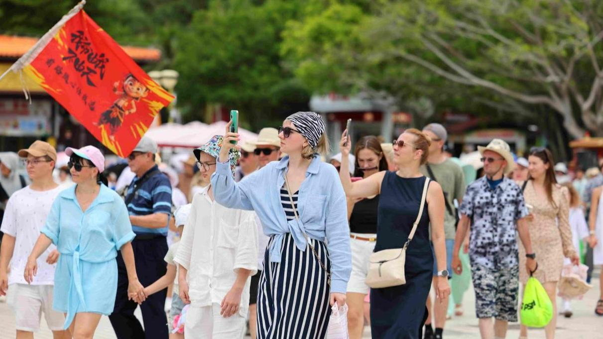 Hainan's instant tax refund wins over foreign tourists