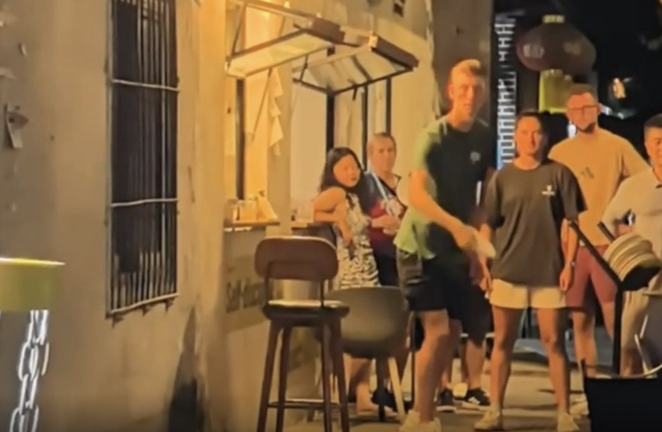 Disc golf champ takes Chengdu streets by storm