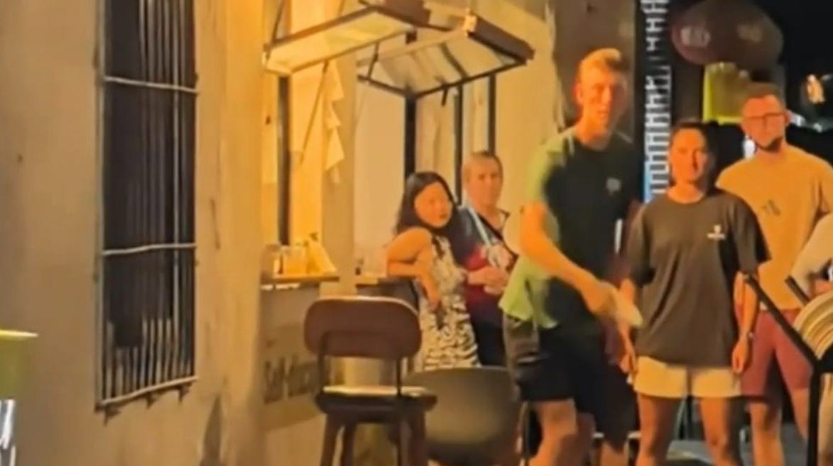 Disc golf champ takes Chengdu streets by storm