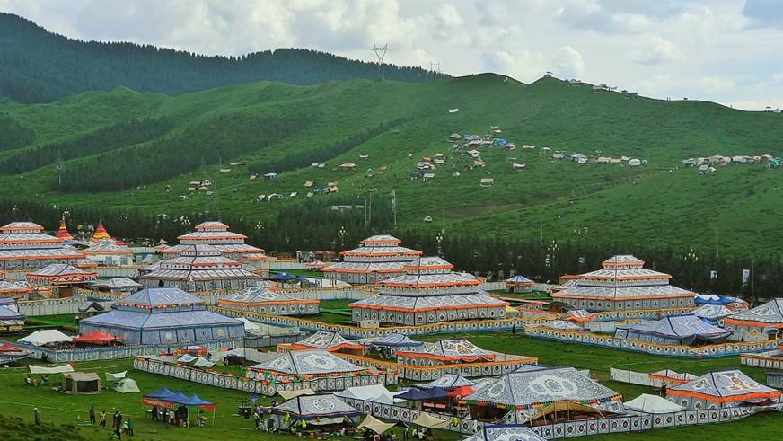 Beautiful grassland scenery attracts tourists in NW China's Gansu