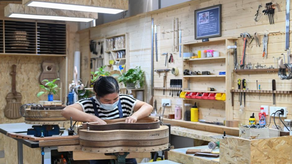Guitar making industry blossoms in Songzi City, China's Hubei