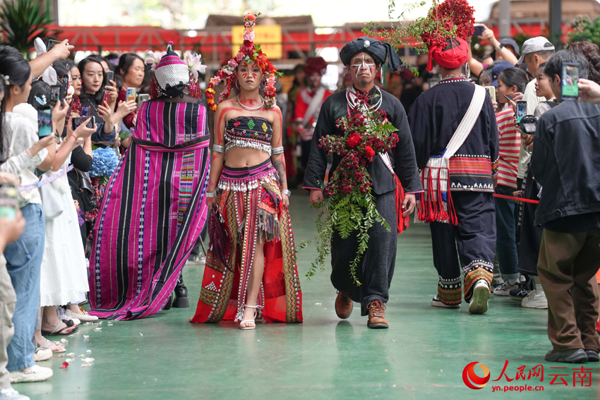 Ethnic fashion show draws enthusiastic crowds in Kunming, SW China's Yunnan