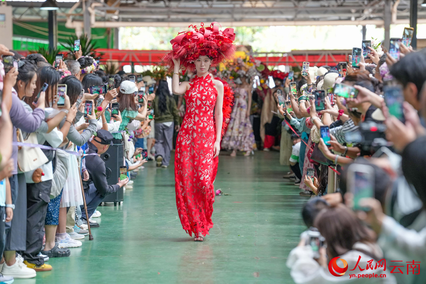 Ethnic fashion show draws enthusiastic crowds in Kunming, SW China's Yunnan