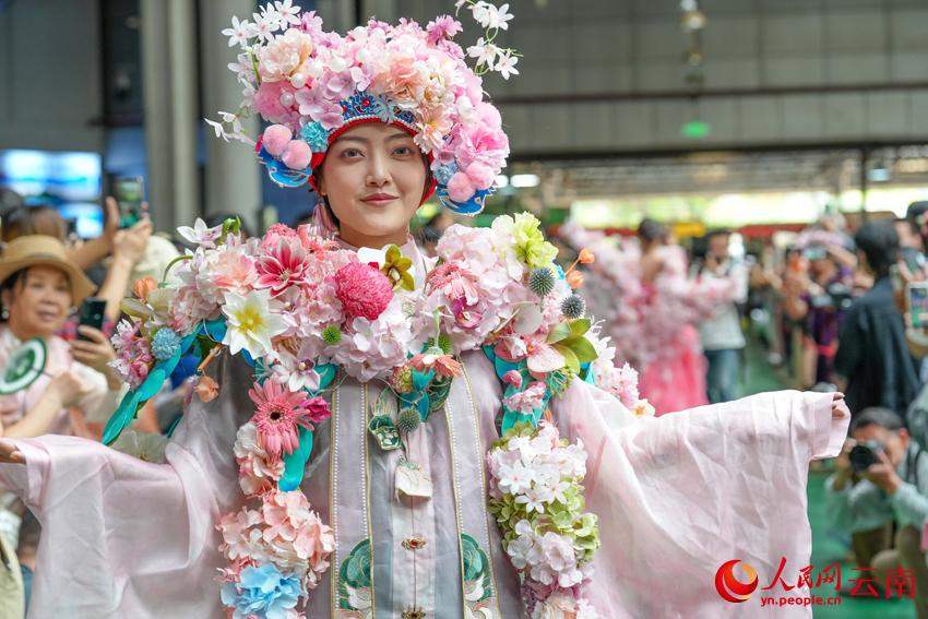 Ethnic fashion show draws enthusiastic crowds in Kunming, SW China's Yunnan