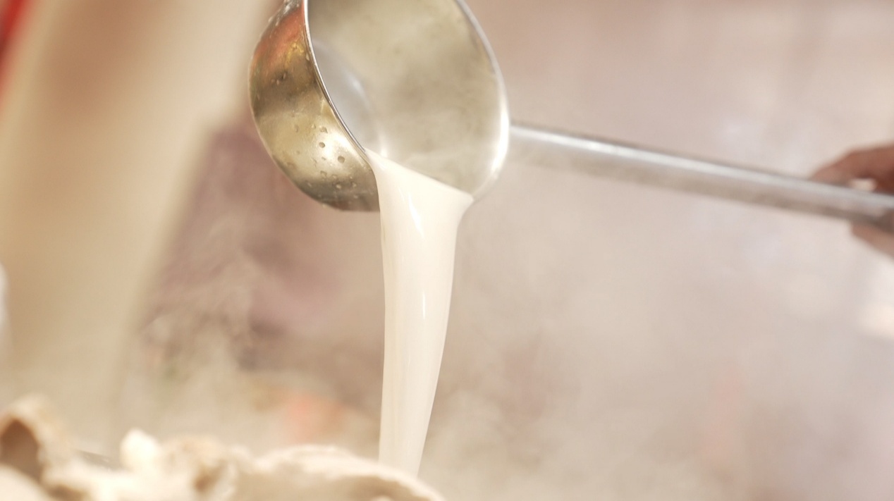 羊湯。人民網(wǎng)記者 蘇纓翔攝