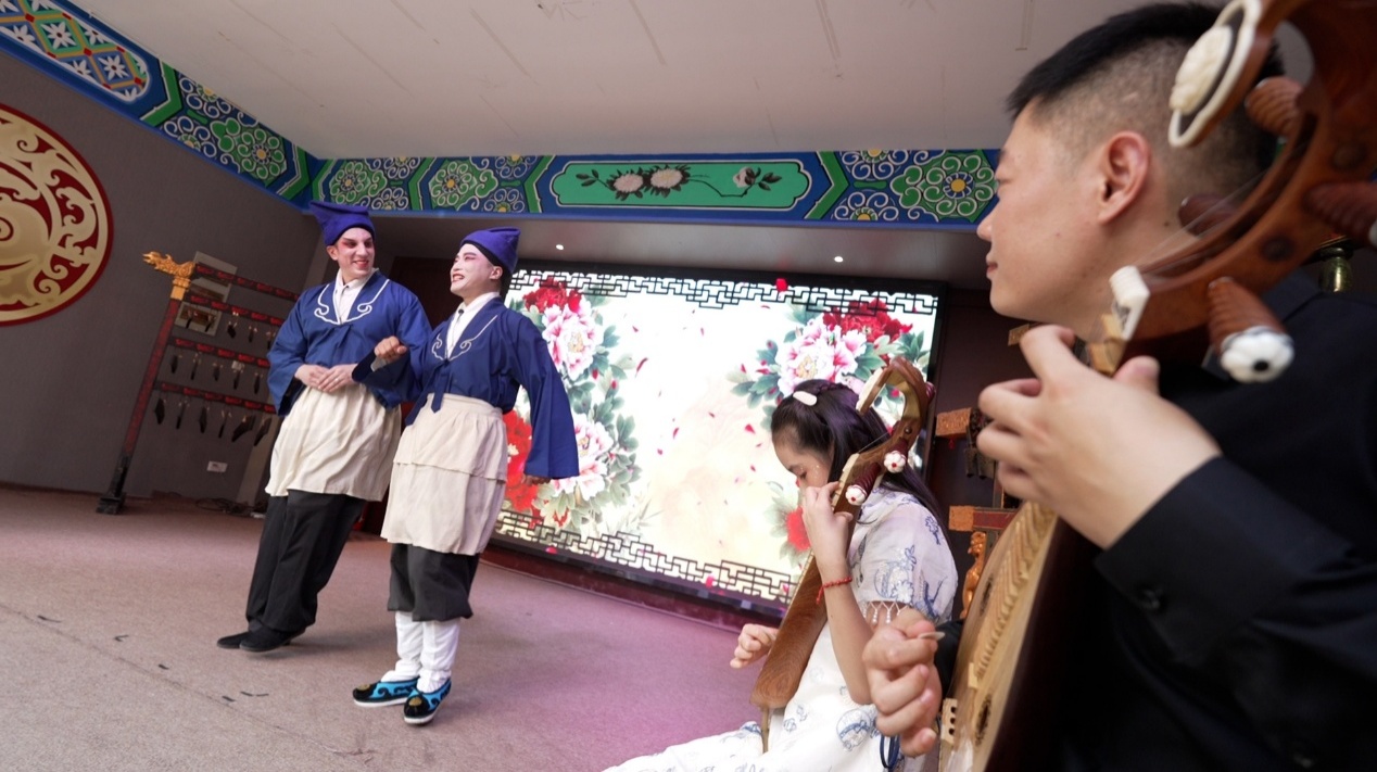 外專體驗柳琴戲。人民網(wǎng)記者 蘇纓翔攝