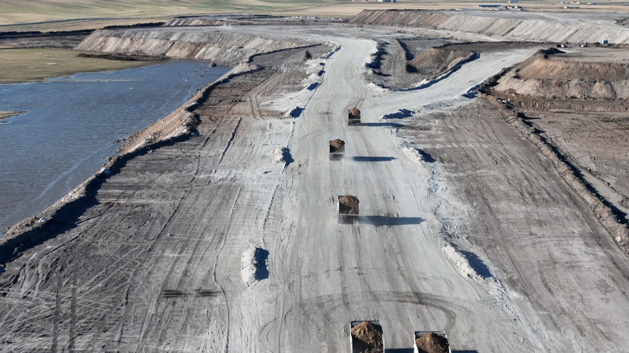 無人電動礦卡行駛在華能伊敏露天礦區(qū)。采訪單位供圖