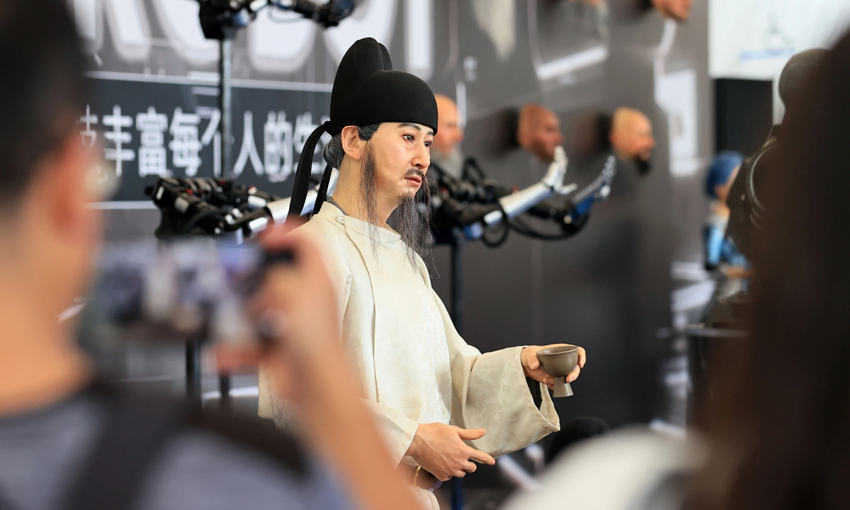 A humanoid robot with the likeness of Chinese Tang Dynasty (618-907) poet Li Bai, makes its appearance at China's first-ever robot Spring Festival