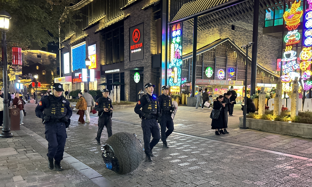 An amphibious spherical robot patrols the streets with police officers in Lucheng district, Wenzhou, East China's Zhejiang Province. Photo: Courtesy of Lucheng District Public Security Bureau