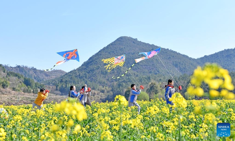 Students fly kites at a flowering canola field in Xianju County of Taizhou City, east China's Zhejiang Province, March 17, 2025. (Photo: Xinhua)