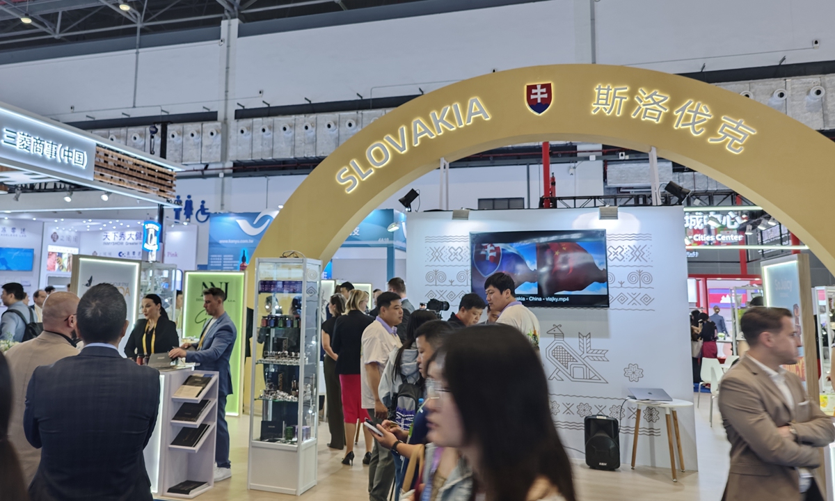 Visitors pass by the national pavilion of Slovakia at the CICPE in Haikou, South China's Hainan Province, on April 13, 2025. Photo: Yin Yeping/GT
