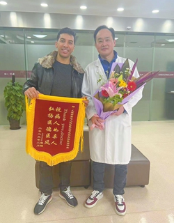 An Algerian patient presents a commendatory banner to his Chinese doctor to express his gratitude in Feburary 2024. Photo: Courtesy of Shanghai Seventh People's Hospital