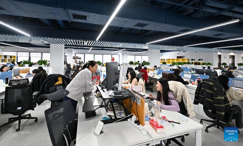 Employees exchange ideas at the Tianjin R&D Center of Beijing Jingwei Hirain Technologies Co., Inc. in Tianjin, north China, Feb. 26, 2024. Since the beginning of this year, the Tianjin factory of Beijing Jingwei Hirain Technologies Co., Inc., located in the Xiqing economic and technological development zone in Tianjin, has been receiving continuous orders. The factory resumed work ahead of schedule on the fifth day of the Chinese New Year.(Photo: Xinhua)