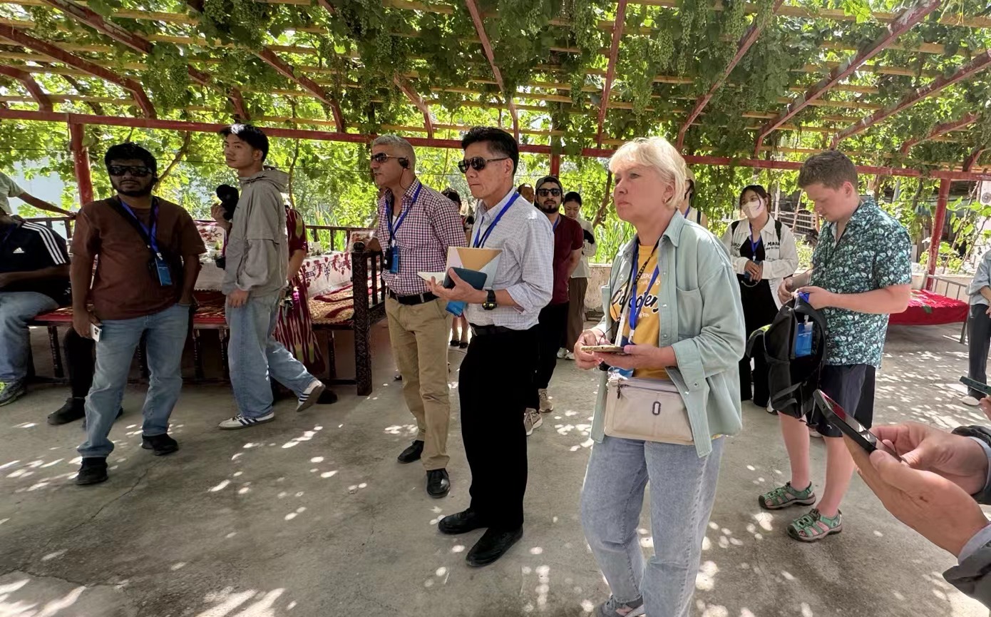 Foreign Journalists visit a rural cooperative of cotton farmers in Xayar county, Northwest China's Xinjiang Uygur Autonomous Region on June 19. The journalists chat with the farmers and discussed their working conditions . Photo: Chen Qingrui/GT