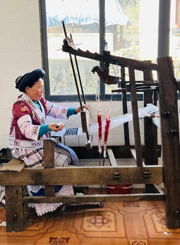 A craftswoman weaves in Xiongdong village, Qianxi, Guizhou Province. Photo: Courtesy of Luo Yang