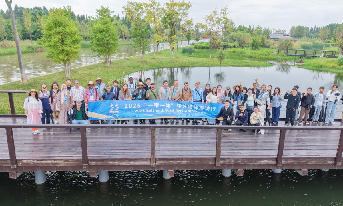 Foreign media representatives assemble in the Baofeng wetland during the 2025 Belt and Road Media Workshop in Kunming, Yunnan Province, on Thursday, September 18, 2025. (Photo: People's Daily)