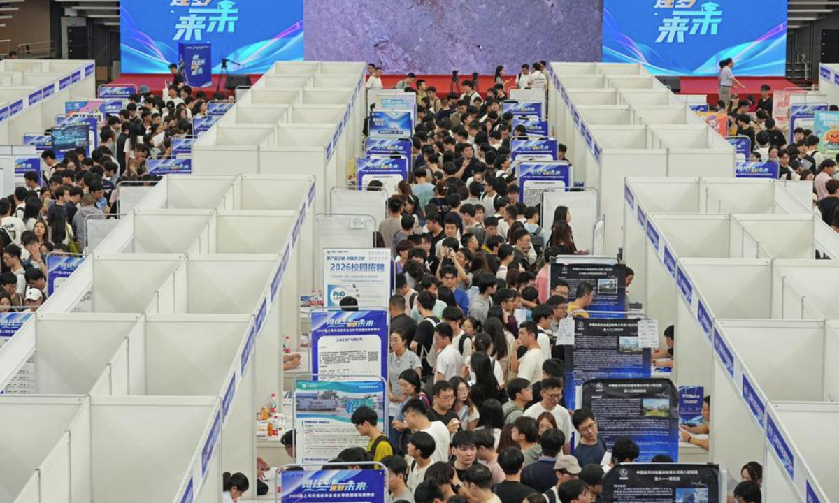 This photo taken on Sept. 26, 2025 shows a scene at an autumn campus job fair for Shanghai university graduates at the Minhang campus of Shanghai Jiao Tong University in east China's Shanghai. (Xinhua/Liu Ying)