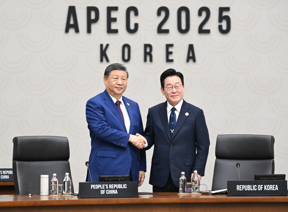 Chinese President Xi Jinping shakes hands with South Korean President Lee Jae-myung during the APEC chairmanship handover session of the 32nd APEC Economic Leaders' Meeting in Gyeongju, South Korea, Nov. 1, 2025. Xi said here on Saturday that the Chinese city of Shenzhen will host the APEC Economic Leaders' Meeting in November 2026.  Photo: Xinhua