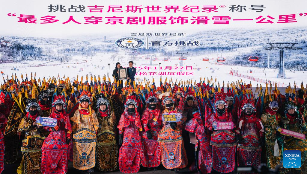 Themed skiing show in NE China's Jilin features skiers dressed up in Peking Opera costumes