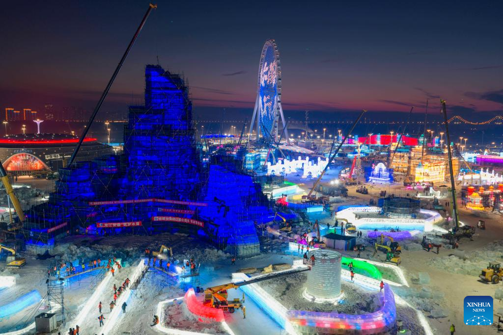 Main tower of 27th edition of Harbin Ice and Snow World topped out in NE China