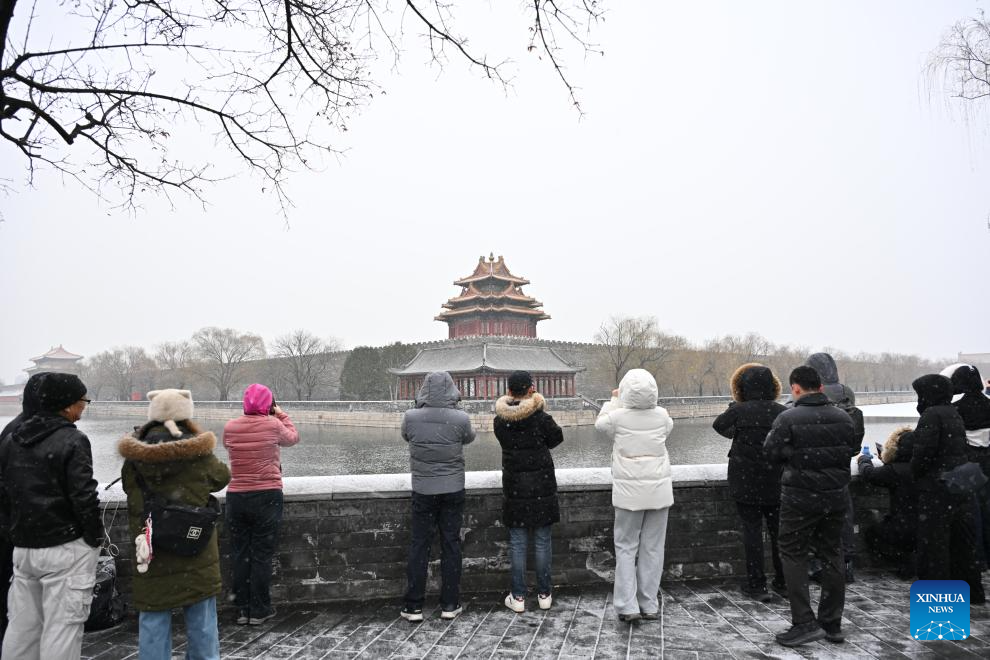 Beijing witnesses first snowfall this winter