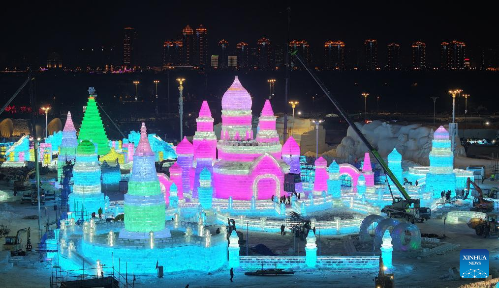Ice and Snow World in Harbin enters final stage of construction